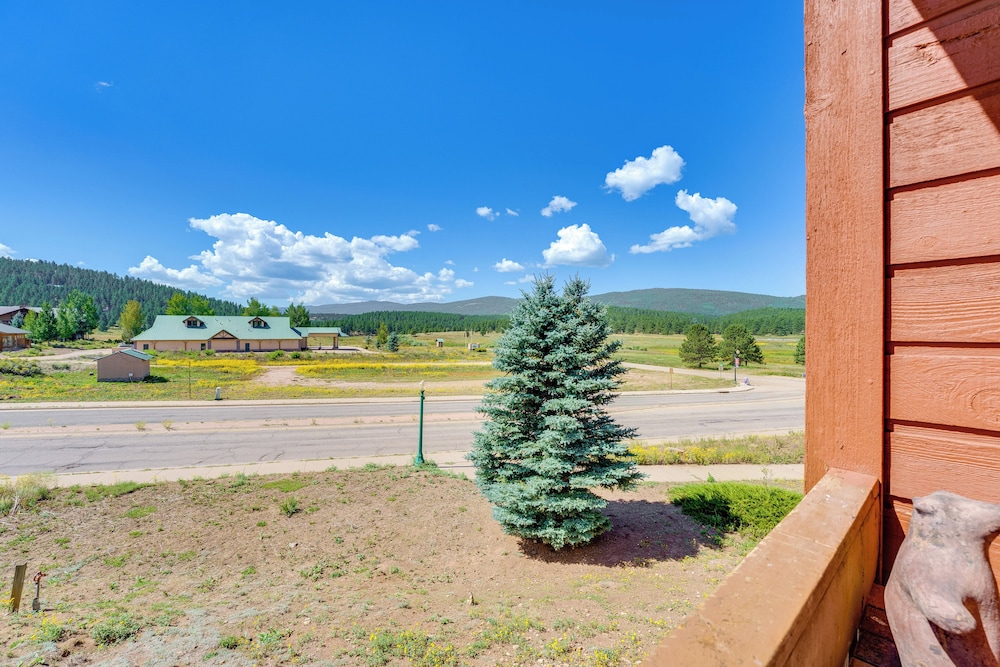 Walk to Angel Fire Resort: Getaway w/ Balcony