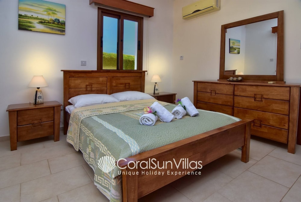 Family Villa Short Walk To Coral Bay Strip 5 Min and Pub, Shops etc