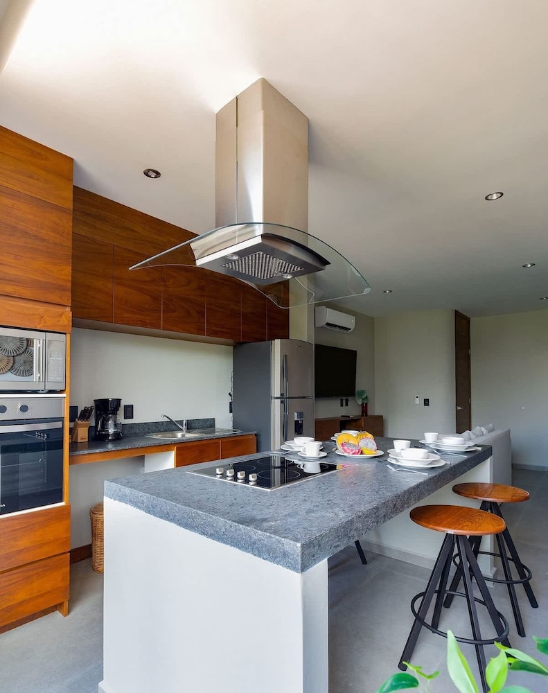 Luminous 2 BR With Roof Pool Close to Hotel Zone by Waves Management