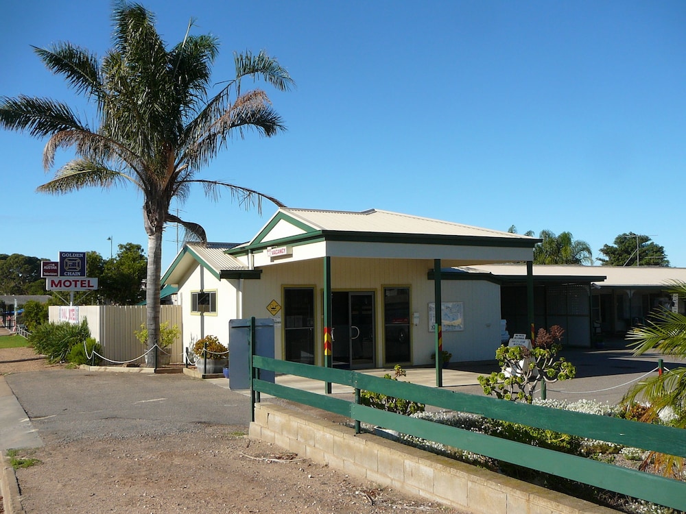 Oval Motel