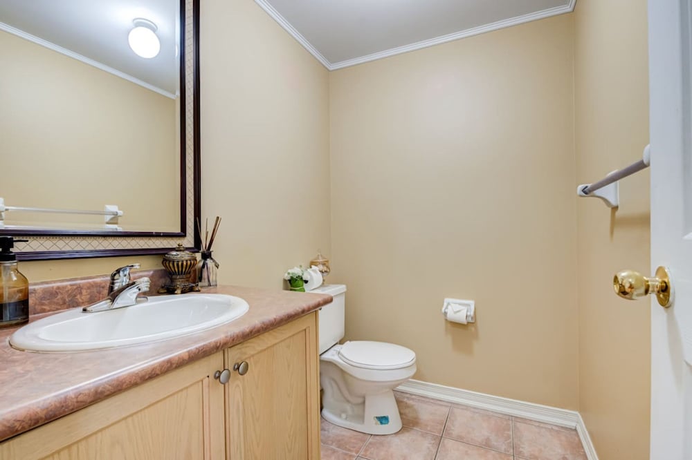 Brampton Retreat Quiet 2BR Residential Area