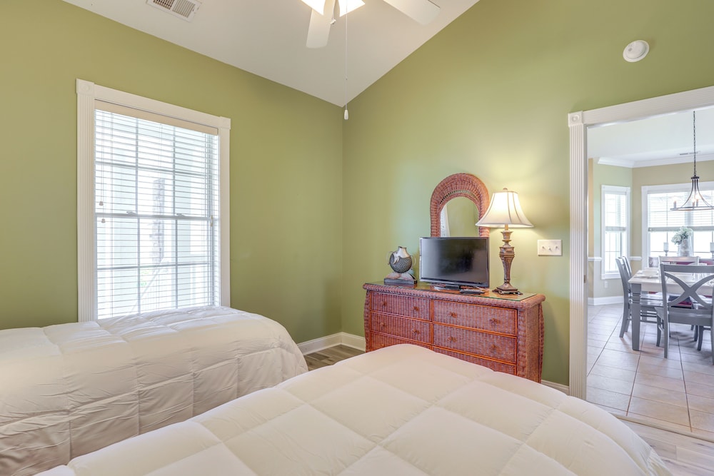 Golf Course View, Pool Access: Myrtle Beach Condo!