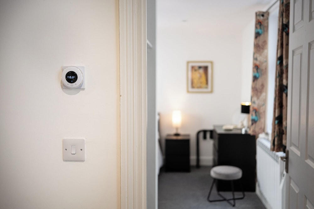 Gorgeous 1 BD in Central Cheltenham