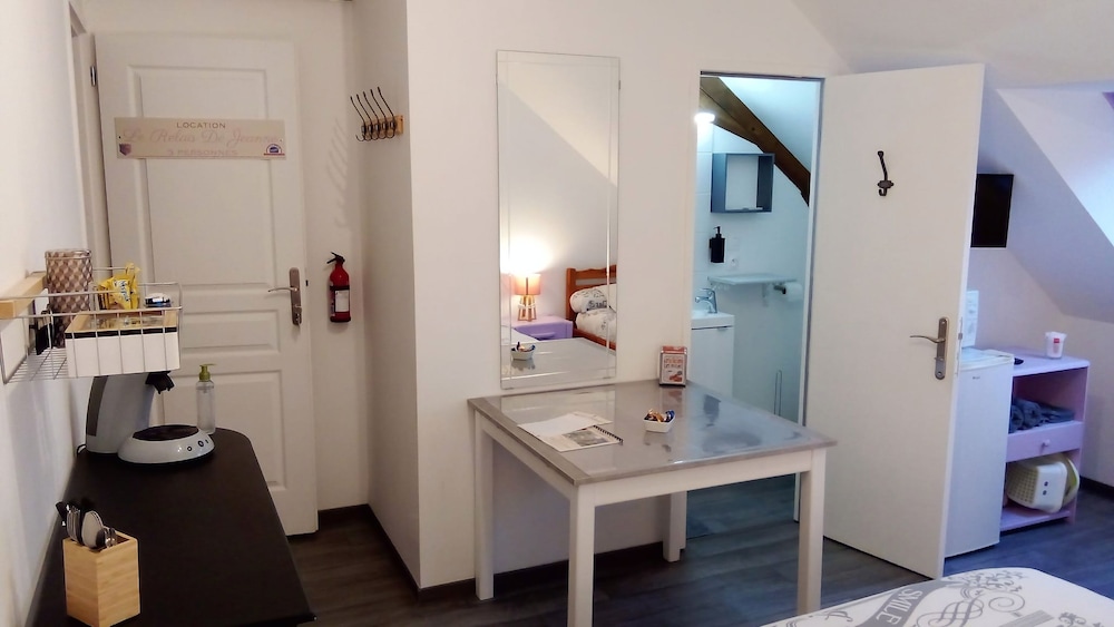 Le Relais de Jeanne en Orbigny — hotel room