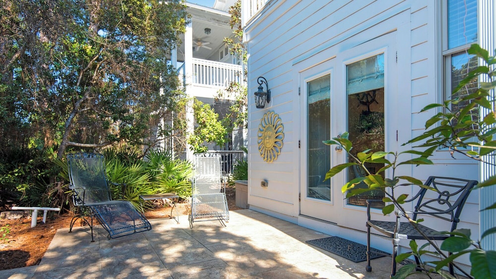Charming Beach Cottage, 2 Pools and Tennis Access + Free Attraction Tickets!