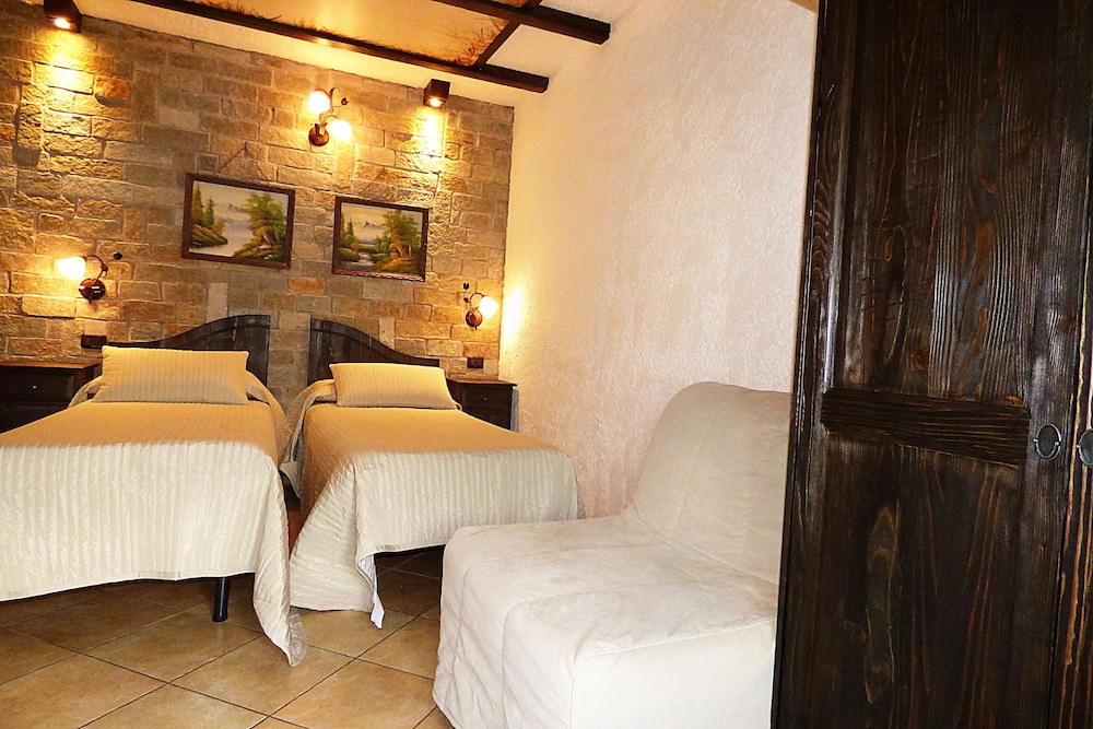 Chalet sul lago Hotel In Montagna