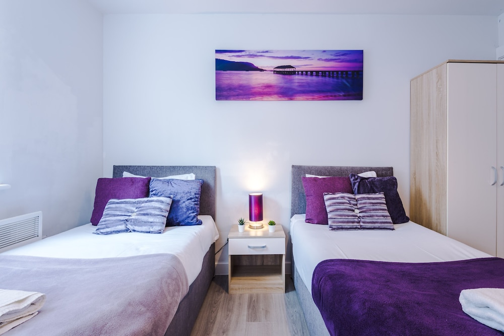 Stunning and Modern 2 Bedroom Apt in Liverpool view 2