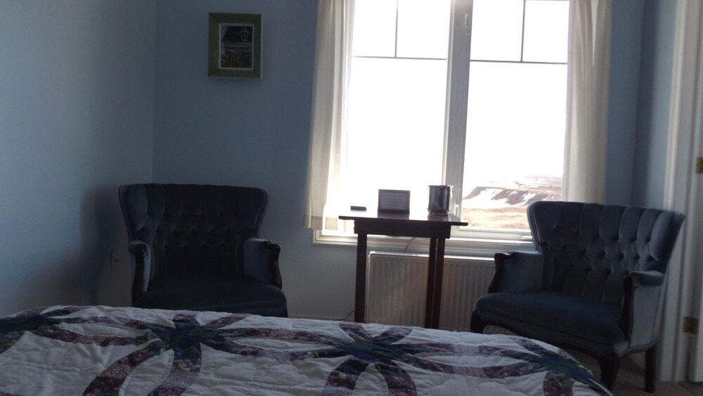 Johnson Shore Inn