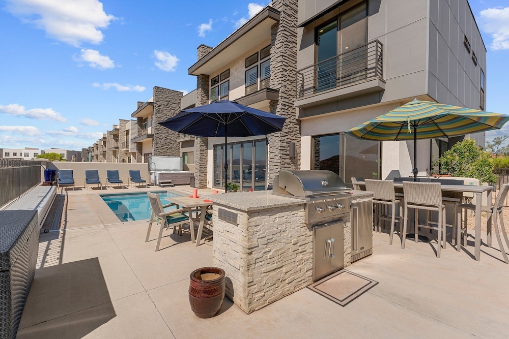 Coral Rock Vista 8 Bedroom Townhouse