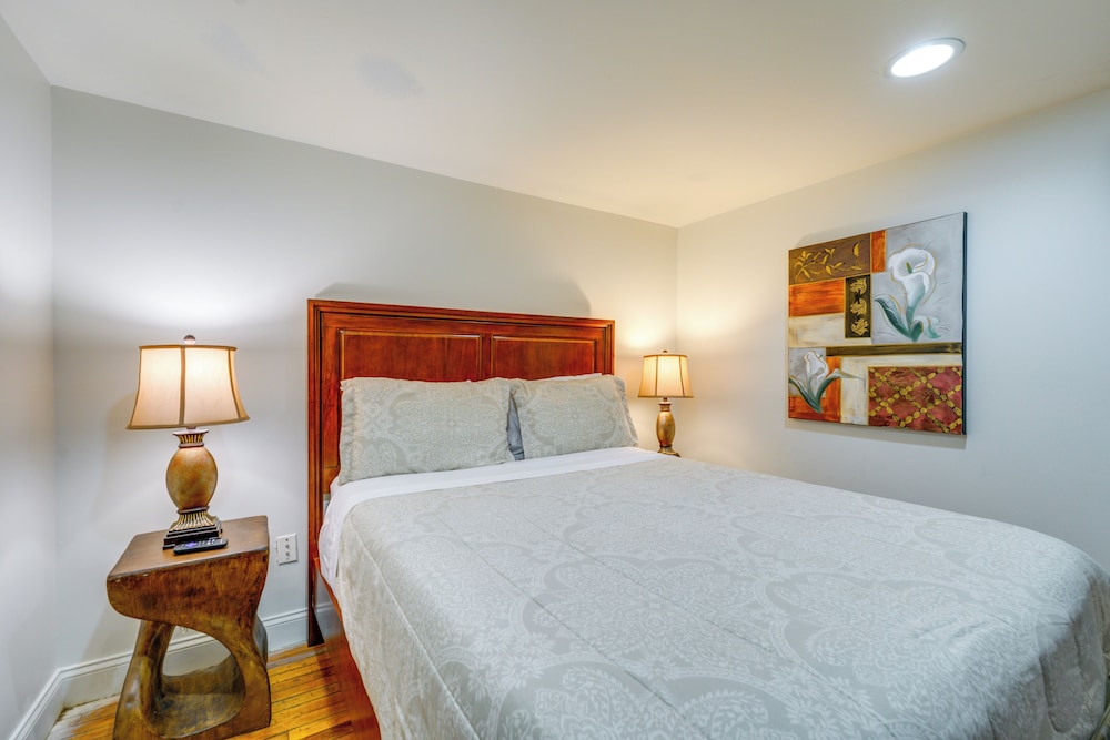 Explore Corktown: Updated Loft Next to Riverwalk!