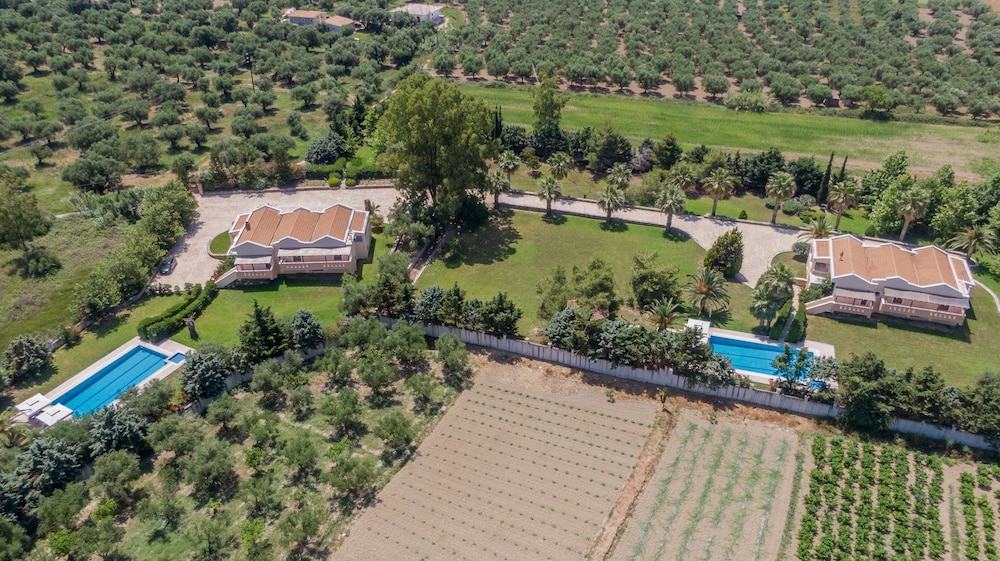 Leone Luxury Villas