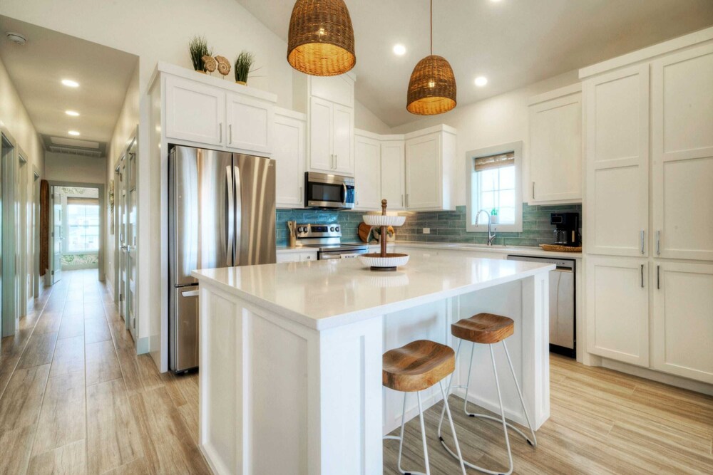 Sleeps 24 2 Homes, Walk to the Beach, Private Pools, Fire Pit, Modern Design