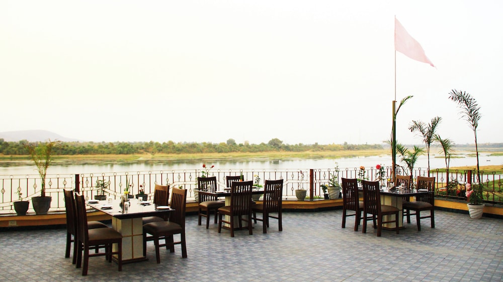 TreeHouseNarmade A Riverfront Resort Spa