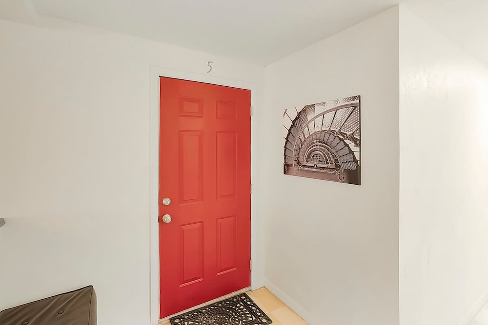 2 Steps to Ice Plant Apt in Downtown St Aug