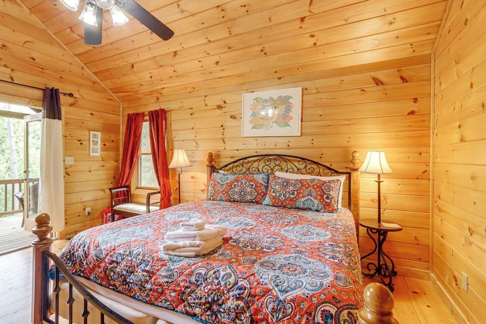 Pet-friendly Resort Cabin 5 Mi to Dtwn Ellijay!