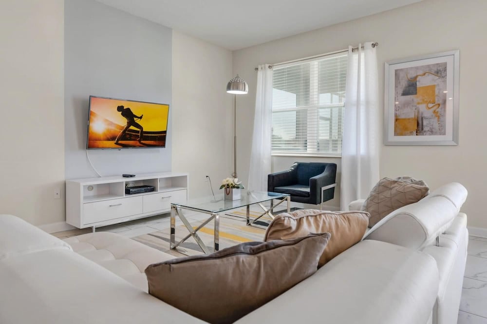 Wonderful Home With Movie Room Near Disney