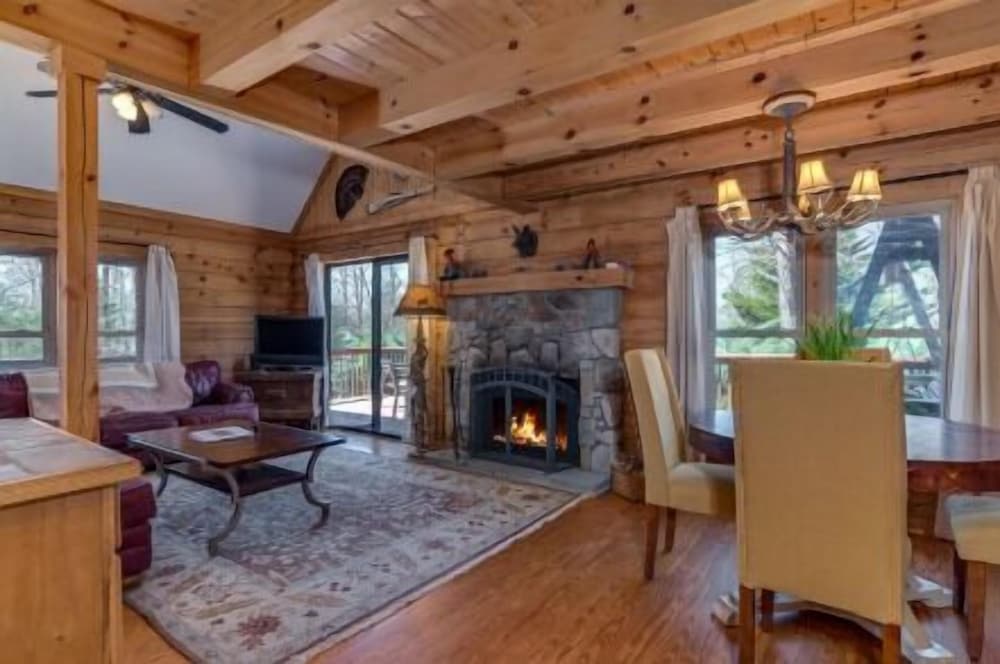 Miscellaneous Market Vacations - Horseshow Hideaway - Pet Friendly Cabin, 7 Minutes to TIEC - Property Image 1