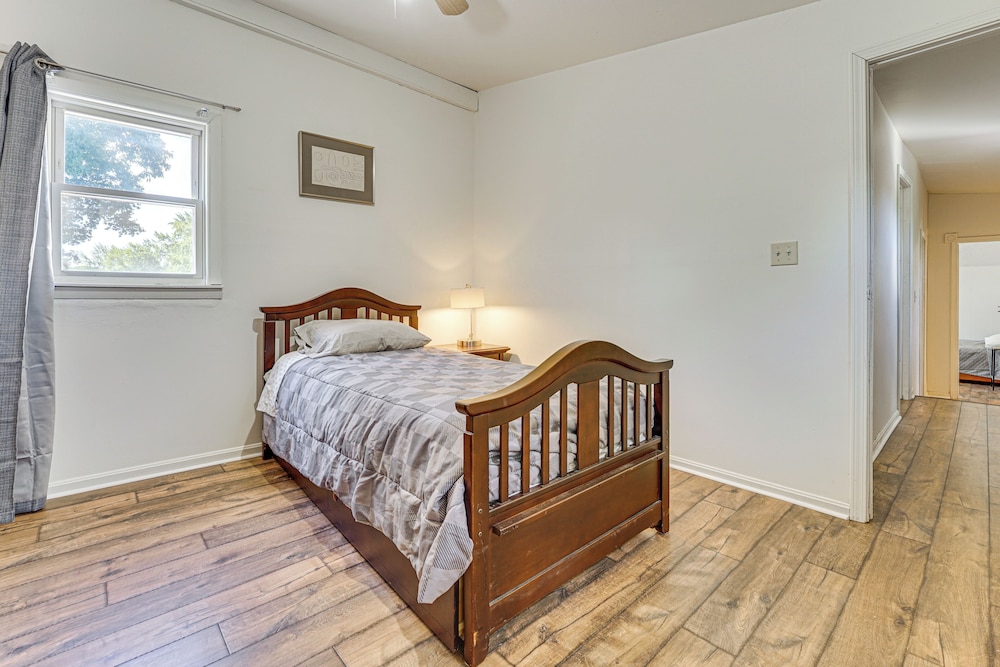 Private Pool & Yard: Pet-friendly Home in Toledo