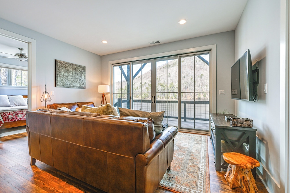 Direct Lake Access & Fire Pit: Tuckasegee Cottage!