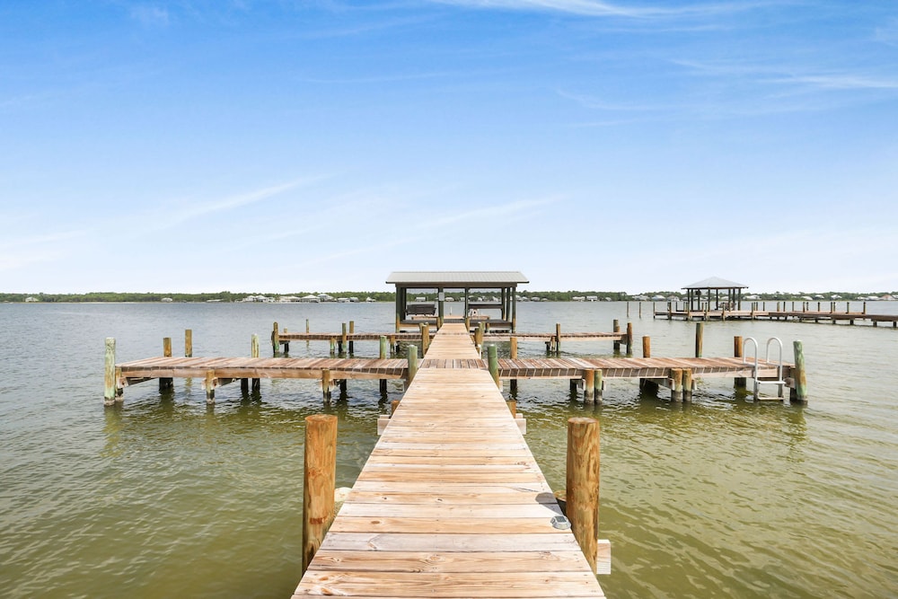 Lagoon Landing 202- Beautifully Decorated Condo With Balcony Pool Steps to Beach Lagoon