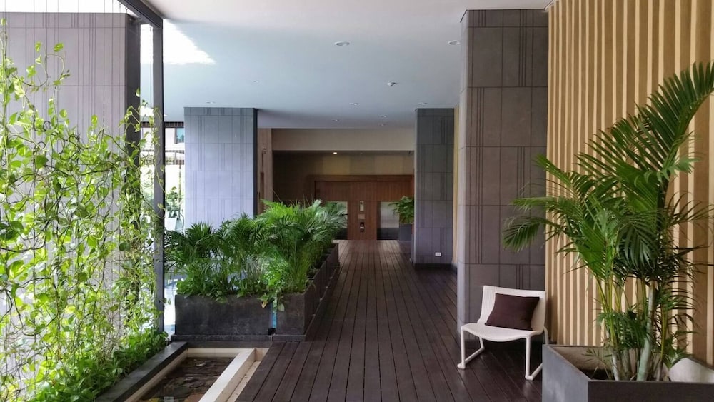 S39- 1 Bedroom Downtown Apt With Balcony and Pool