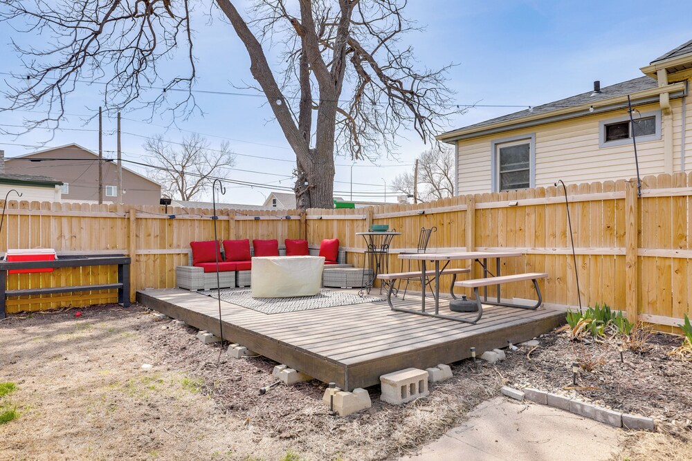 Walk to Memorial Stadium: Family Home w/ Patio