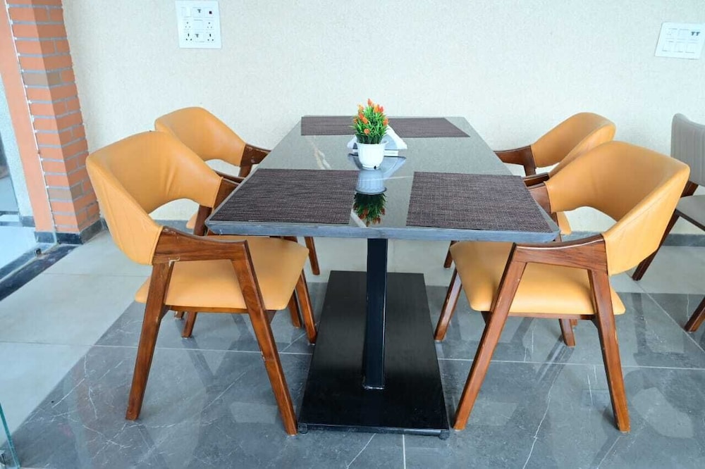 SR Hotel Restaurant & Cafe