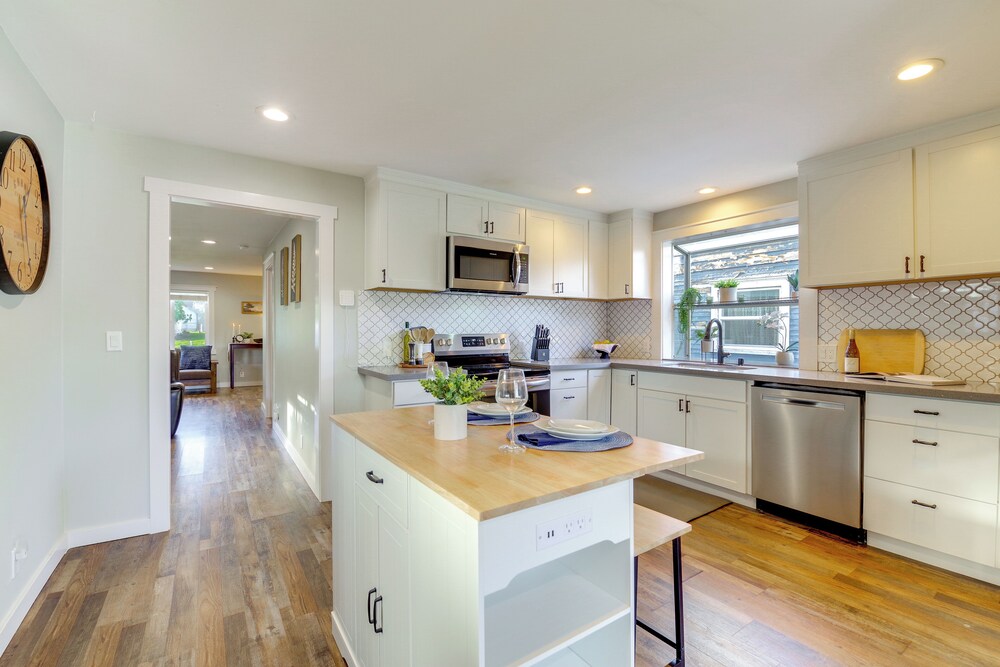 1 Mi to Historic Dtwn: Dog-friendly Everett Home!