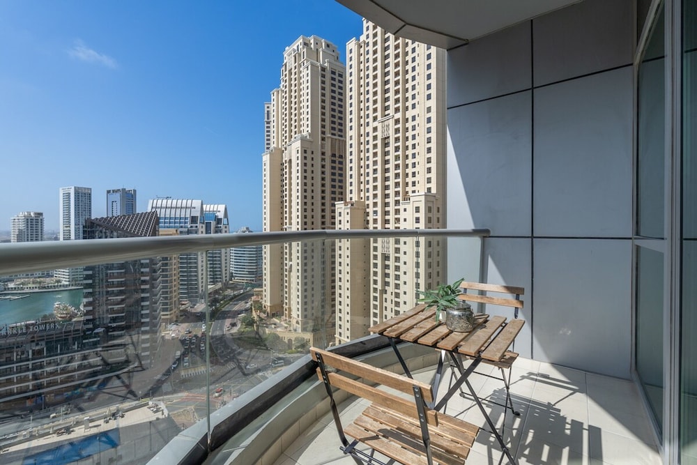 Refined 1BR Retreat in The Point Tower - Marina