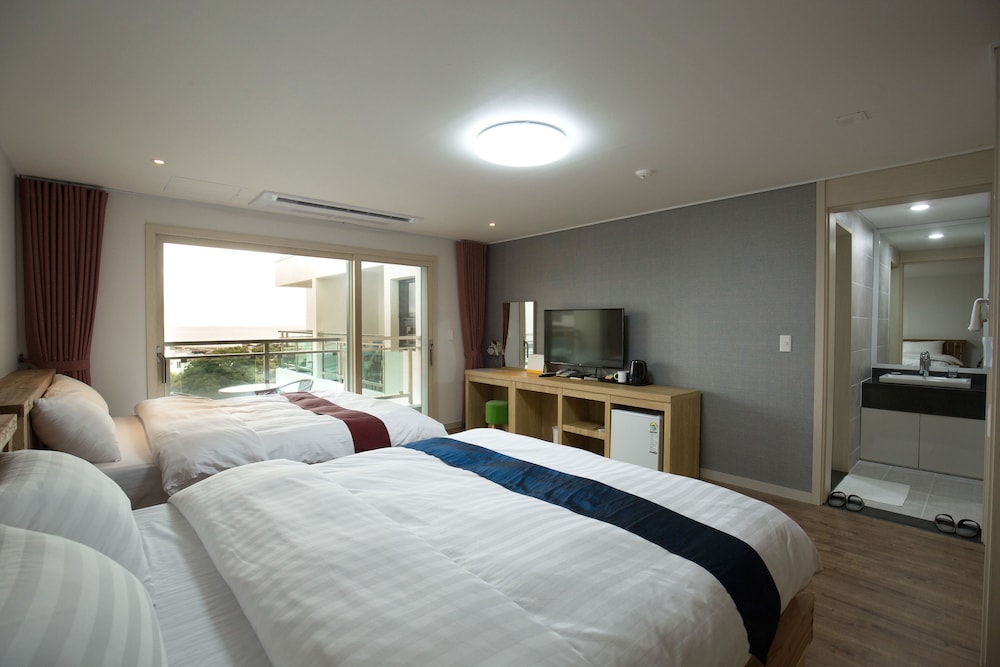 Cheonjiyeon Crystal Hotel 8