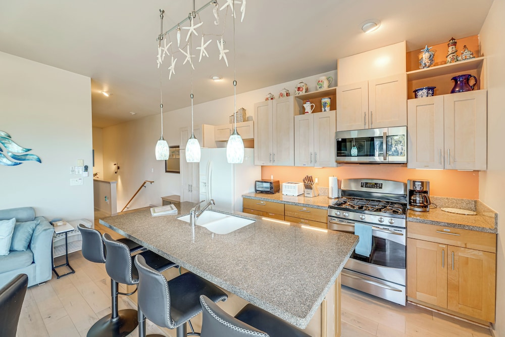 Steps to Pirate Cove: Oregon Coast Condo w/ View