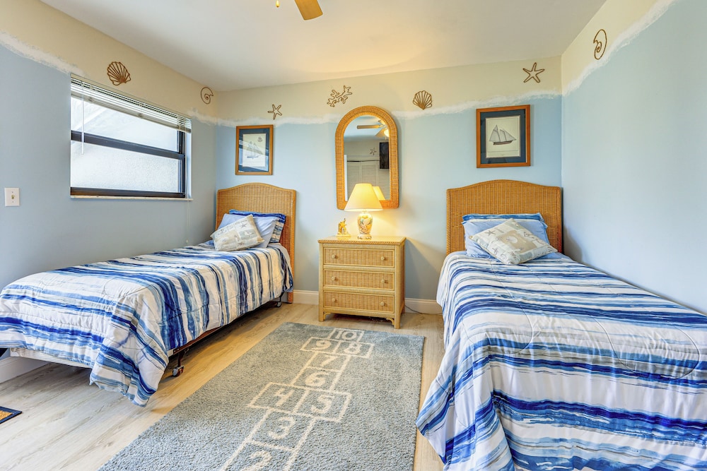 Community Pool: St Augustine Condo Near Beaches