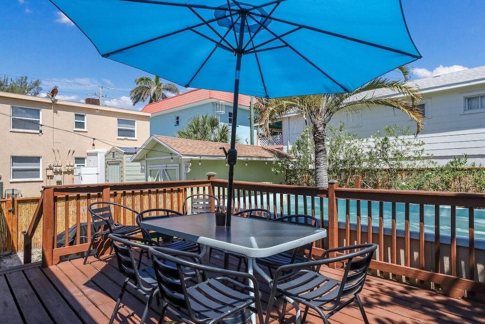 Marmalade Mermaid 3 Bedroom Home by RedAwning