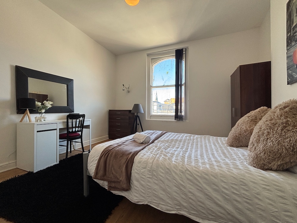 4 Beds-sleeps 8-central-office Space