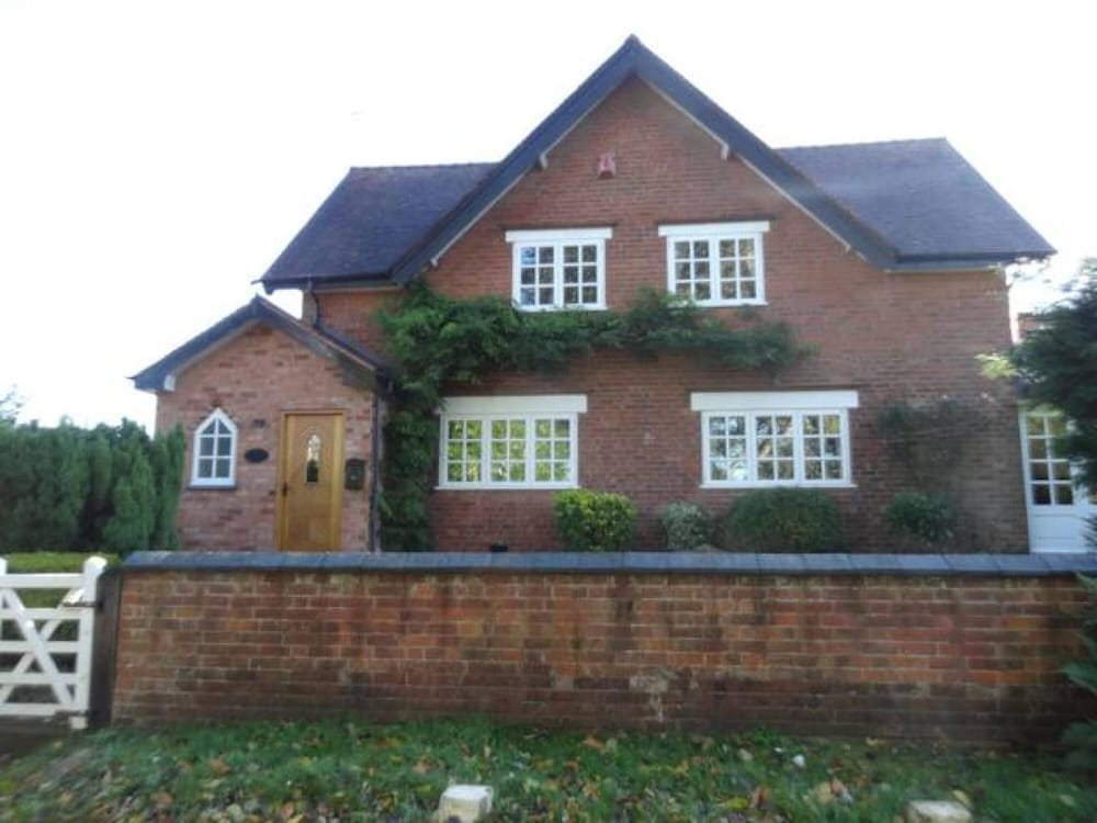 Beautiful Country Cottage for up to 8 People - Great Staycation Location view 5