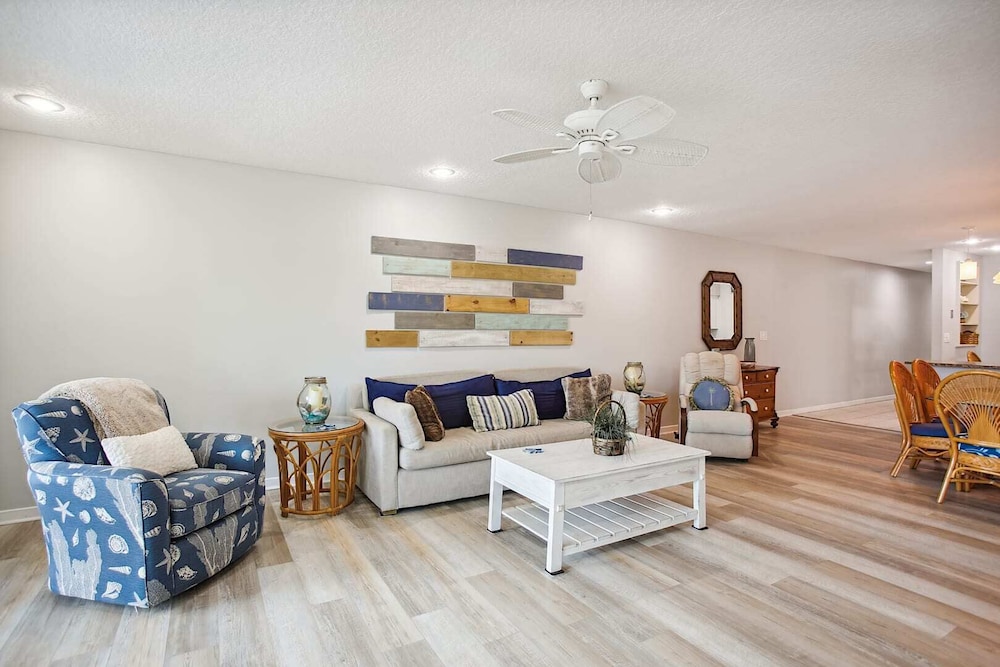 Luxe Oceanfront Retreat: St. Aug Hibiscus D202