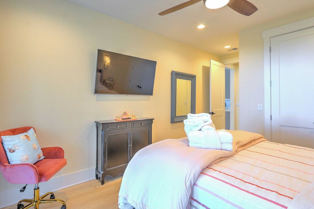 Beachside Boardwalk & Views Pool + Hot Tub 202 on the Sound