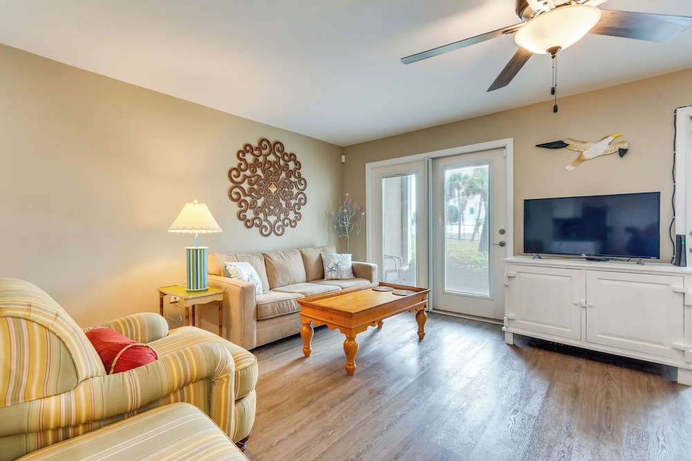 Walk to Beach: Condo in Pensacola w/ Pool Access