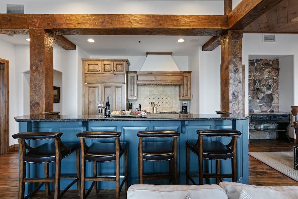 Grand Lodge - Three Bedroom #201 - Ski-in/ski-out 3 Condo