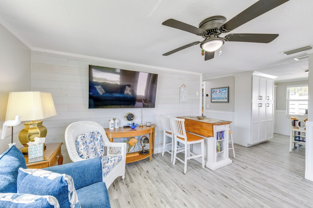 Fish, Swim & Unwind: Anna Maria Apt Steps to Beach