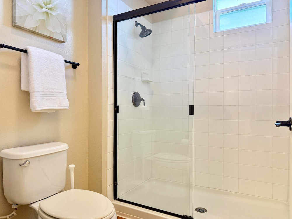 New Stylish 1BR Apt With Heated Pool Gym Yoga Studio