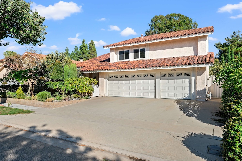 Spacious 4BR Family Retreat w Private Pool