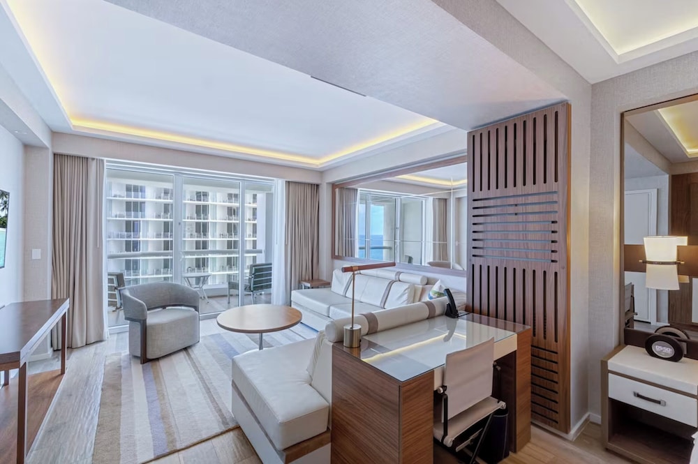 Stylish Oceanview Apartment, Prime Location!