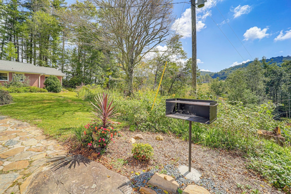 Hike & Leaf Peep! Peaceful Home in Laurel Springs