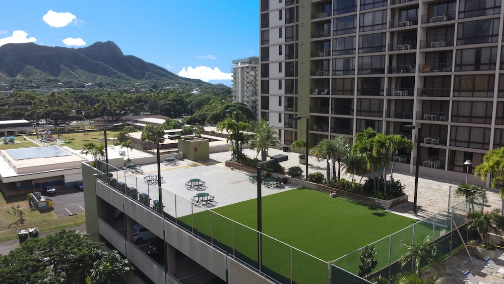 Waikiki Sunset Close to Beach with Parking