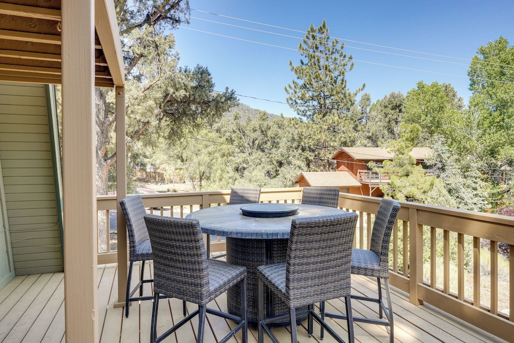 Walk to Village: Cozy Cabin in Pine Mountain Club!