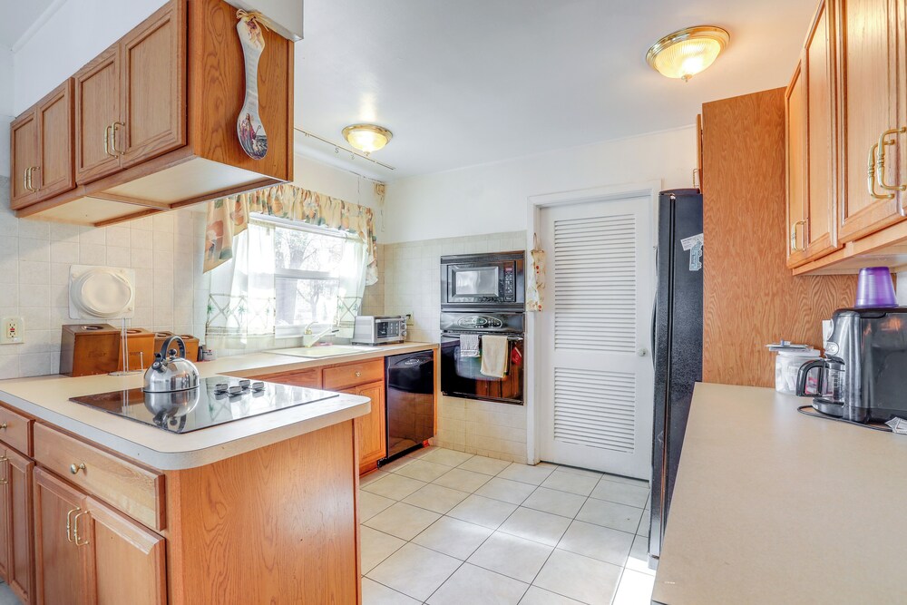 3 Mi to Mill Creek Park: Willingboro Home w/ Grill