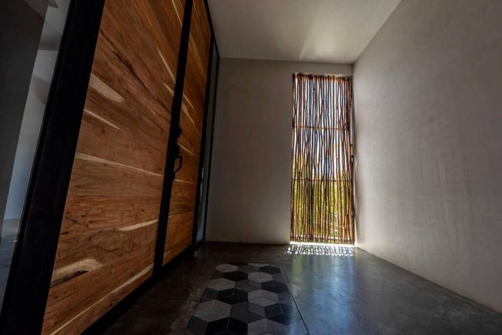 Beautifully Designed 3-br Escape Close to Downtown view 3