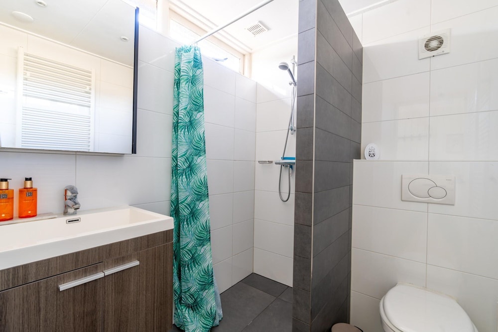 Tastefully Furnished Detached Bungalow for 5 People
