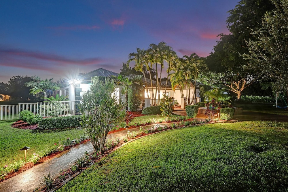 8BR Gem With Pool, Lake View & Tons of Amenities! — exterior view, Davie, US